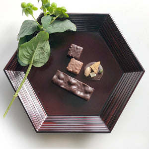 Why not add some chocolate to your urushi and serve it! !