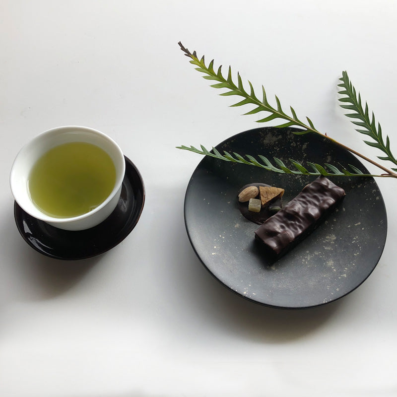 How about some chocolate and green tea served on urushi? !